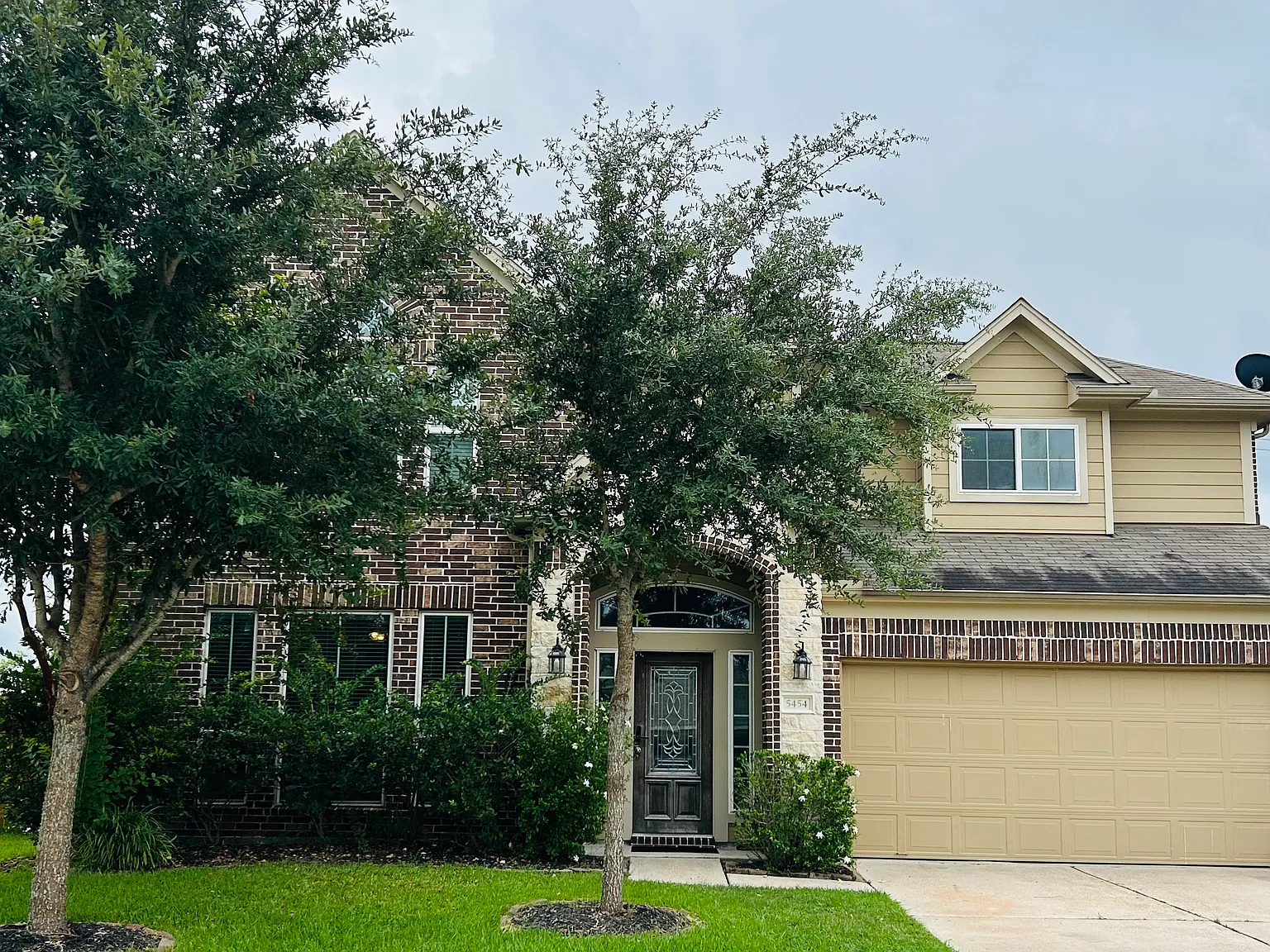 5 bed, 2.5 bath, 3206 sqft, $2,500 — Photo 1