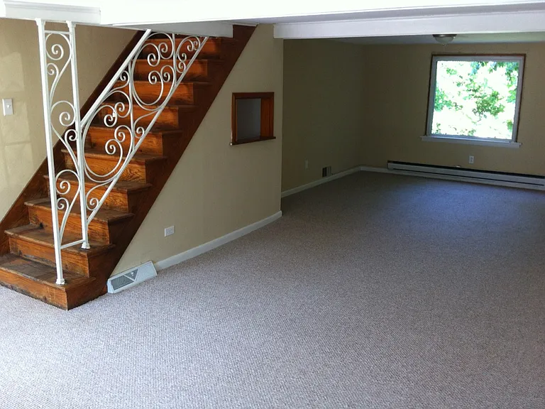 1076 W Market Streetsingle Family Home — Photo 9