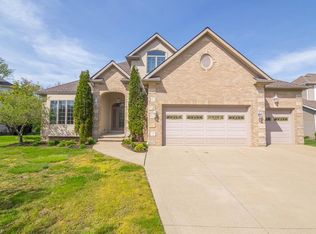 377 Kirkshire Ct, Highland Heights, OH 44143