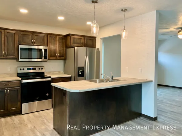 2232 S Ronsiek Ave, Sioux Falls, SD 57106