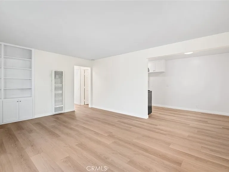 121 E Bay St #D — Photo 6