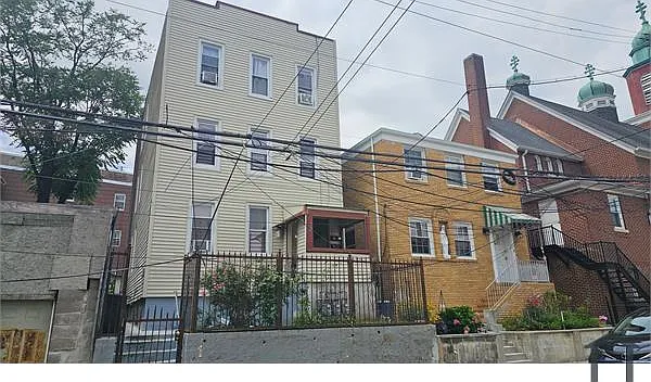 3 bed, 800 sqft, $2,400 — Photo 3