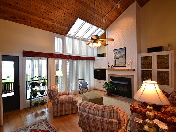 5th image of 185 Clubhouse Tower Dr
