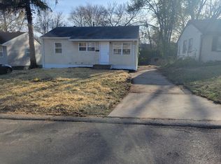 412 Caithness Rd, Saint Louis, MO 63137