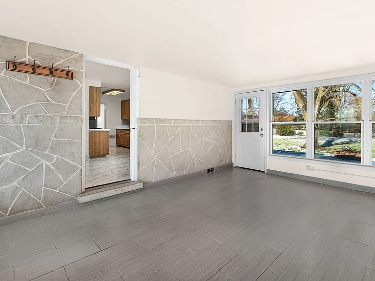 304 W Golf Rd — Photo 12