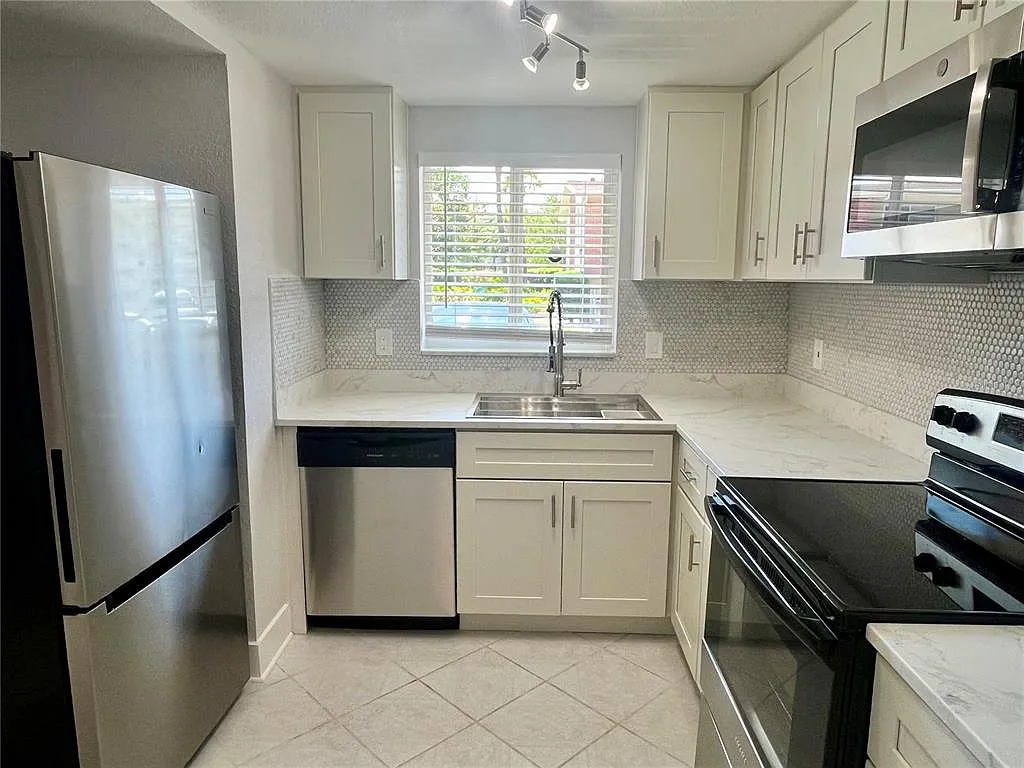 2 bed, 2.0 bath, 1175 sqft, $2,000 — Photo 3