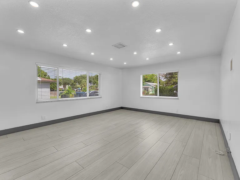 48 SW 13th St — Photo 20