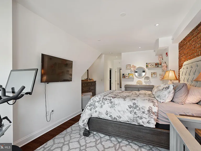 501 Vine St #2 — Photo 25