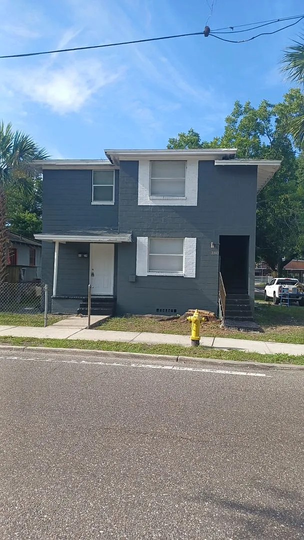Building Photo - 1024 W 8th St