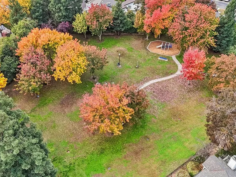 N Woodlawn Dr — Photo 29