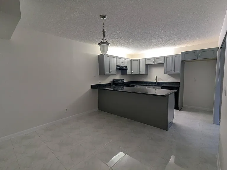 2191 White Pine Cir #D — Photo 2
