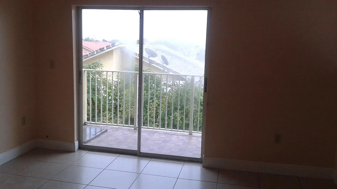 2 bed, 1.5 bath, 1025 sqft, $2,000 — Photo 4