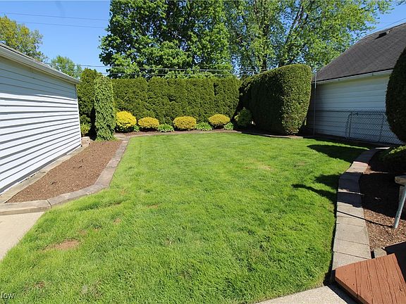 3rd image of 1657 Hawthorne Dr