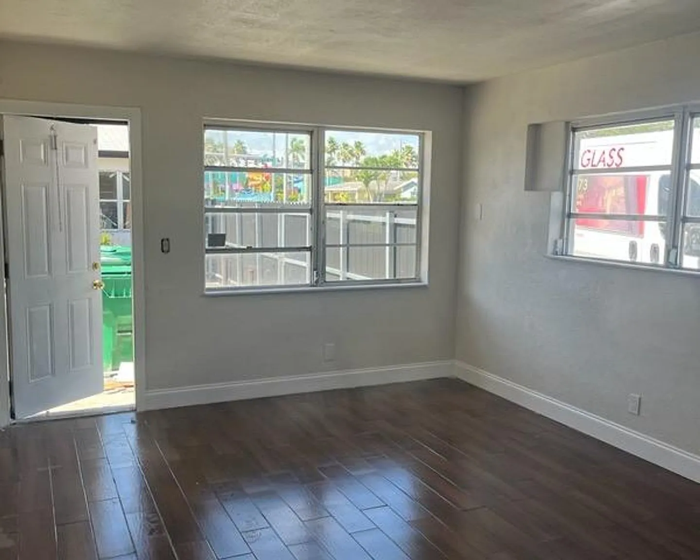 Large Newly Renovated 2 And 3 Bedroom Apartments — Photo 4