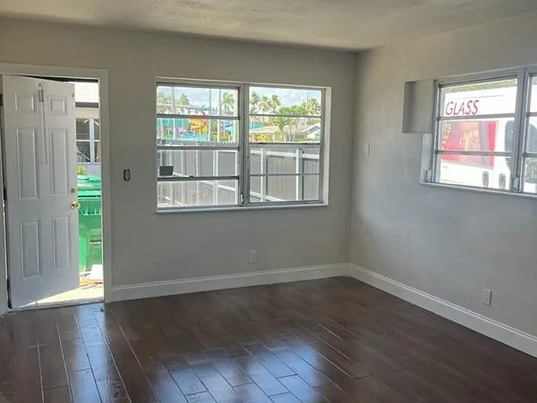 2300 Avenue S #8 — Photo 5