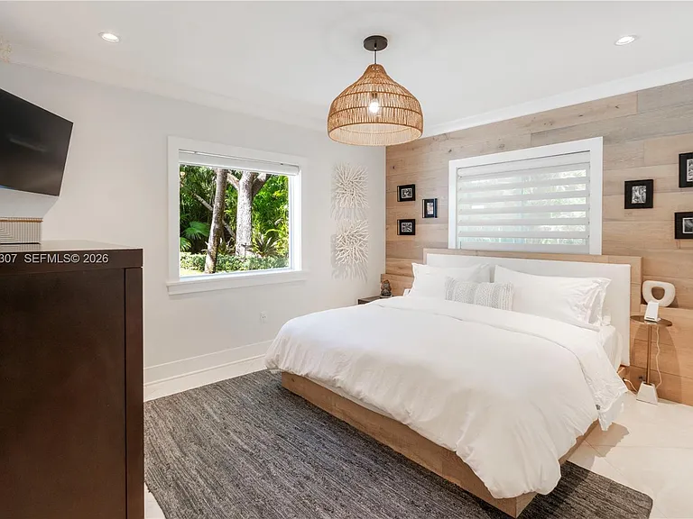 1029 Mariposa Ave — Photo 12