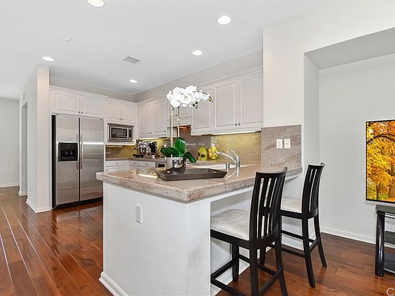 5th image of 1800 Oak St Unit 100