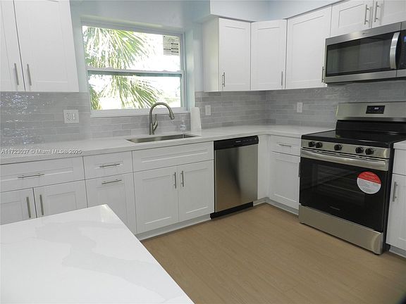 4th image of 2924 SW Westlake Cir
