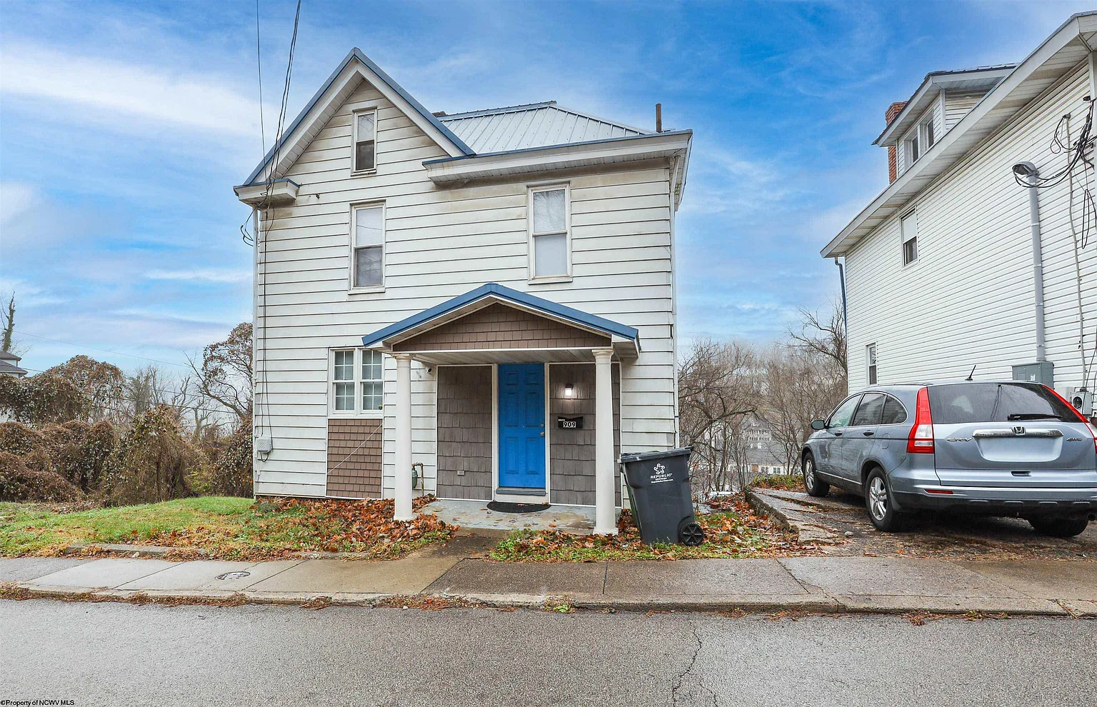 909 College Ave photo 1