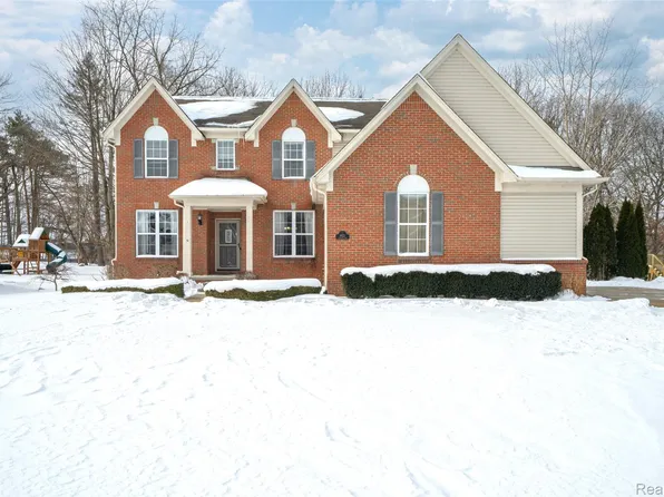 9623 Windsor Ln, Clarkston, MI 48348