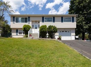 24 Sunrise Dr, Stony Pt, NY 10980