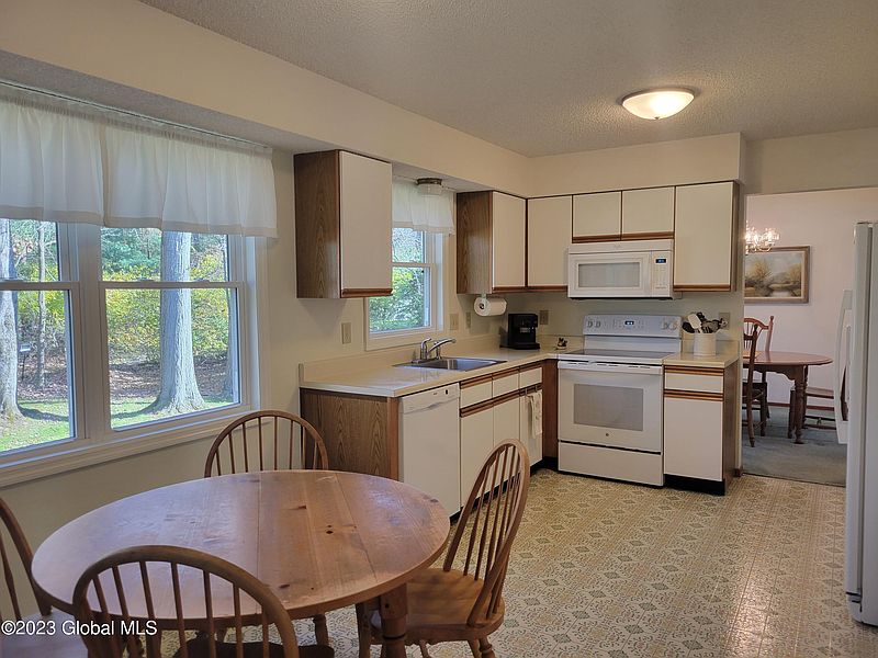 5th image of 11 Hiawatha Drive
