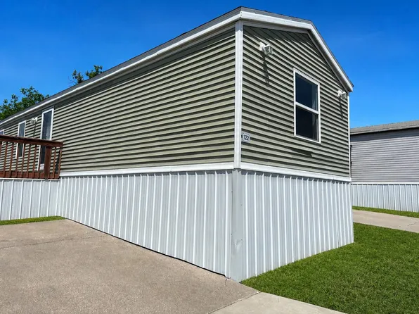 1624 W Summit St #122, Winterset, IA 50273