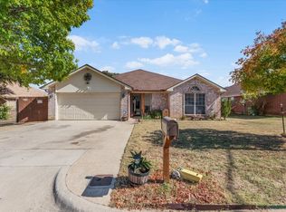 1725 Canterbury Cir, Fort Worth, TX 76112