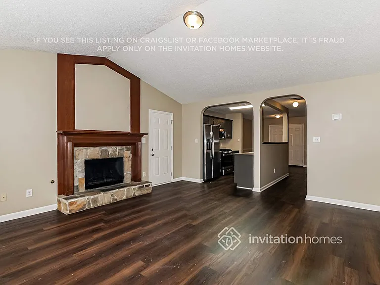 1406 N Hampton Dr — Photo 3