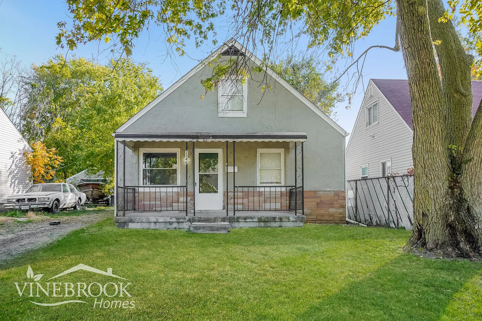 2346 Hiawatha Park Dr photo 1