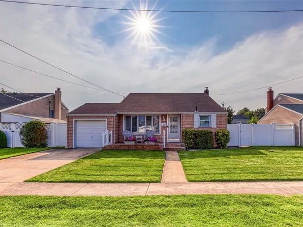 368 Ocean Avenue, Massapequa Park, NY 11762