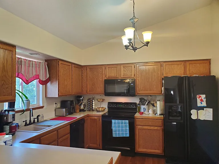 1110 Valley Pl — Photo 3