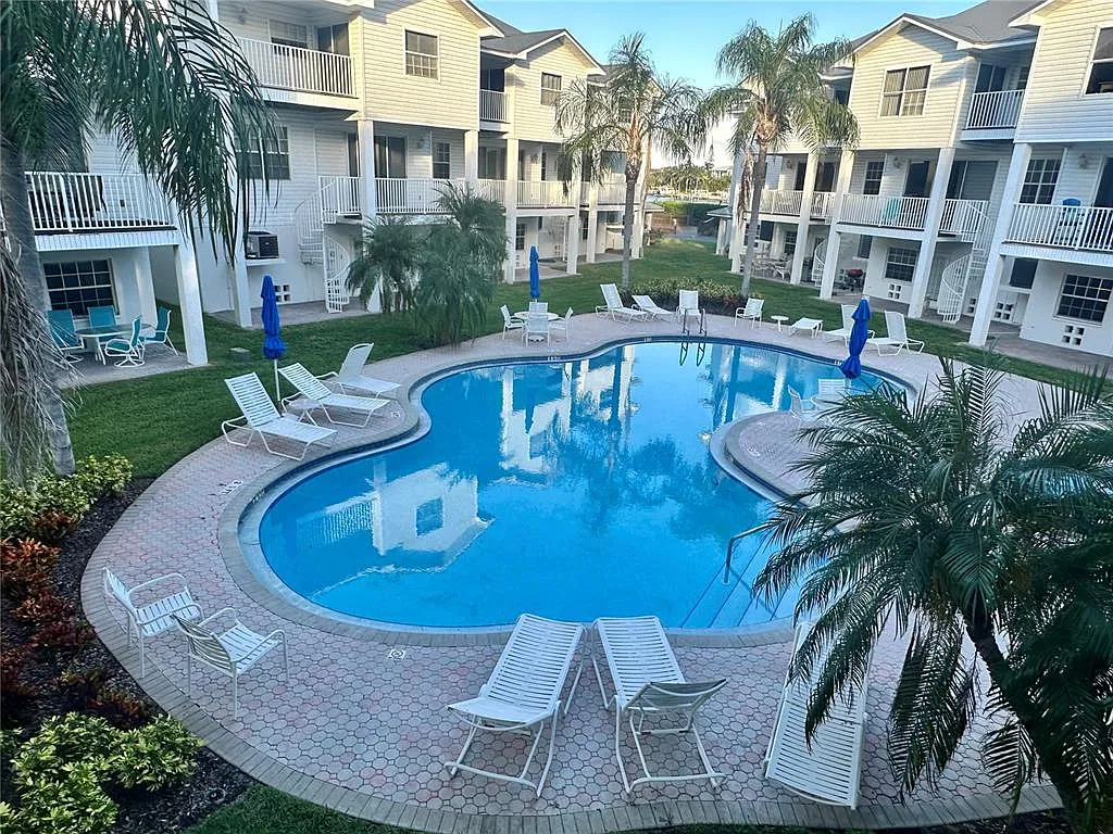 3 bed, 2.5 bath, 2415 sqft, $4,750 — Photo 2