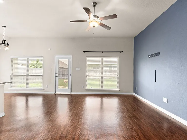 1310 Lilac Ledge Dr — Photo 2