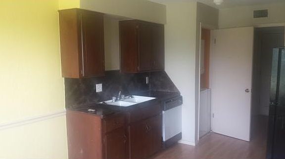 5th image of 1703 E Lindsey St