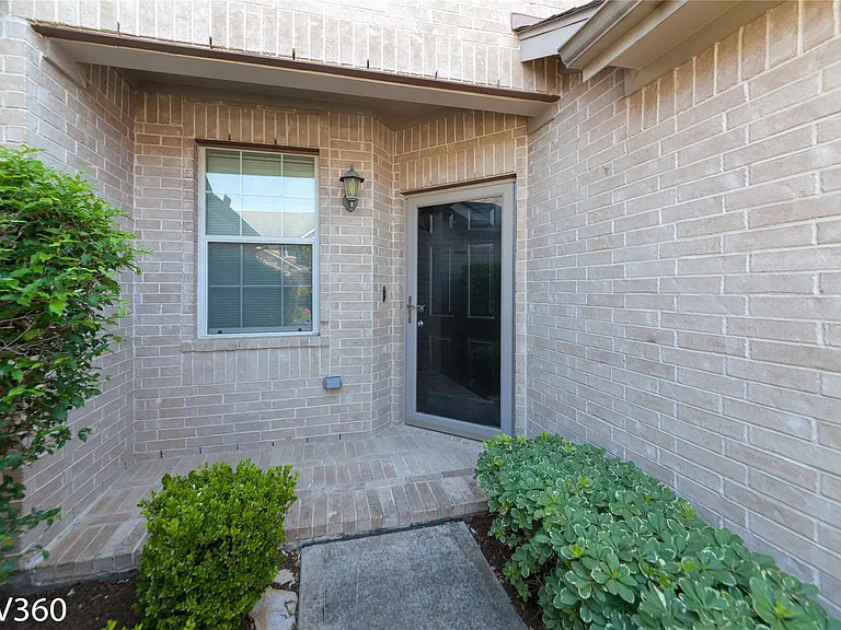 2943 Meadowglen Crst — Photo 5