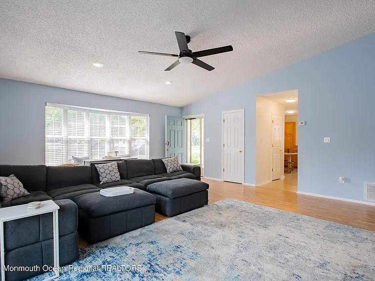 49 Williamsburg Dr — Photo 5