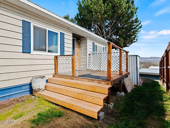 3rd image of 26 Leisure Hill Dr