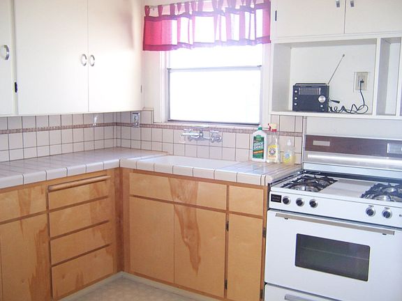 2nd image of 826 Monterey St
