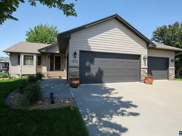 1921 S Shaw Ave, Sioux Falls, SD 57106