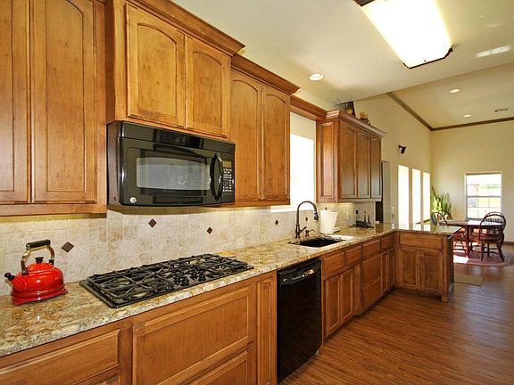Kitchen - Double Ovens, Granite Counters, Gas Cooktop