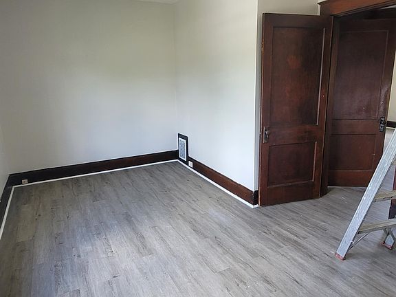 2nd image of 213 W 34th St