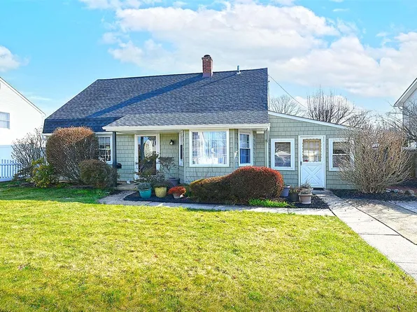 33 Elmtree Lane, Levittown, NY 11756