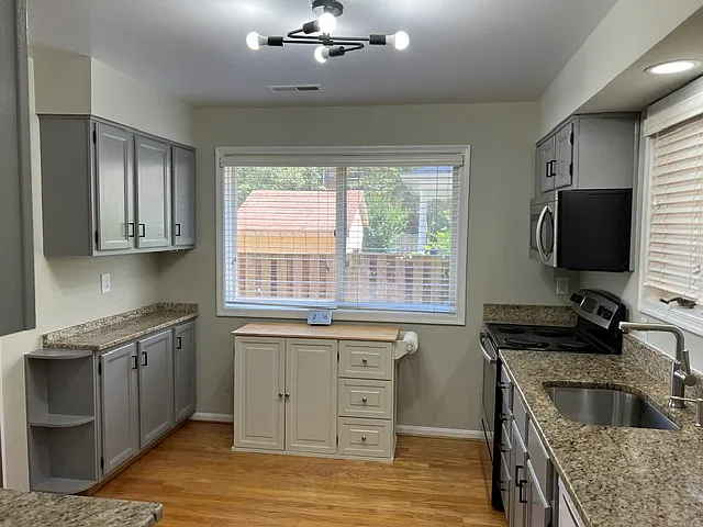 1105 N Taylor St — Photo 3