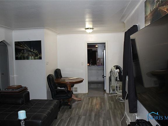 3rd image of 724 W Gramercy Ave