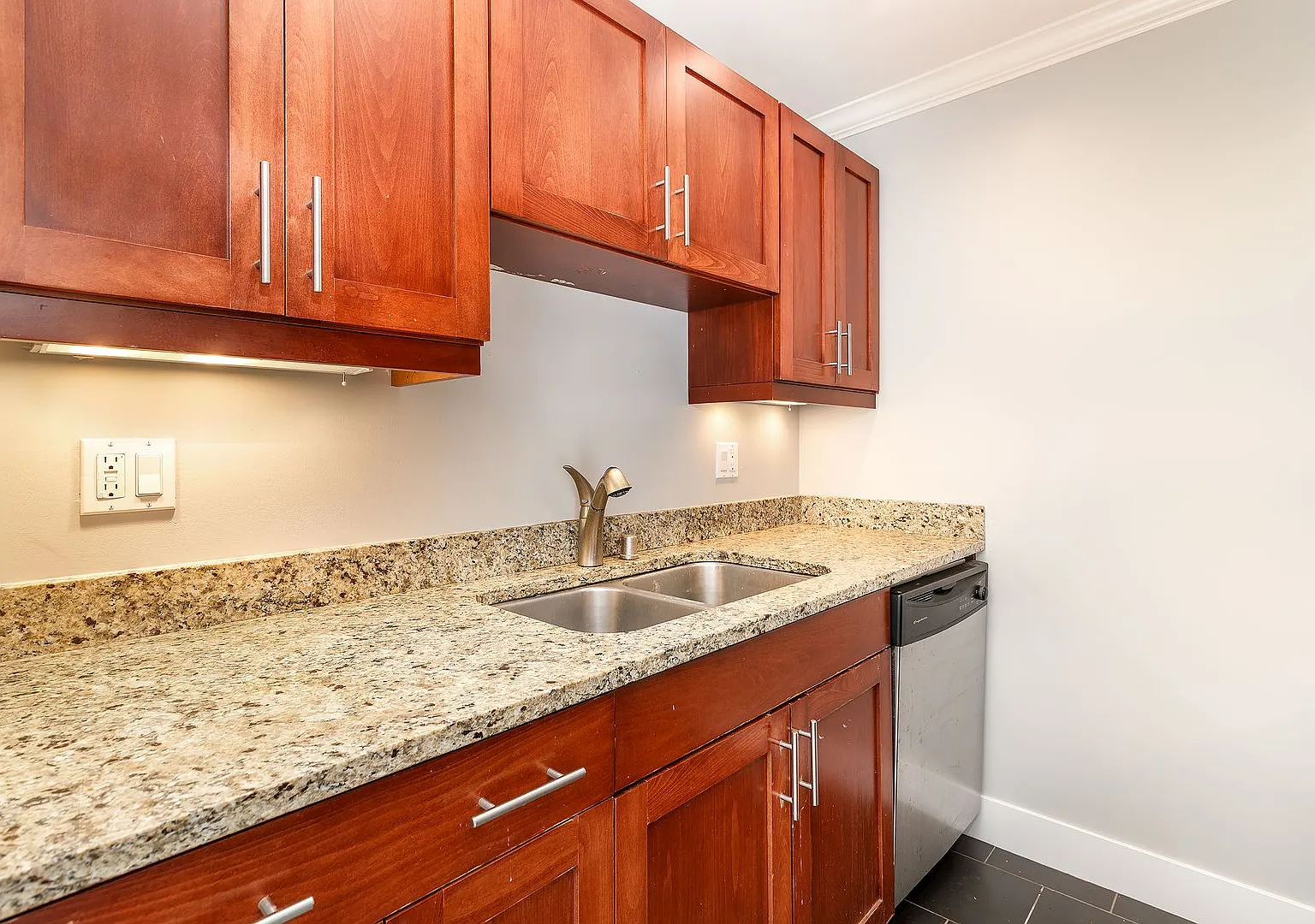 **October Free Rent** Condo Quality 1br + Den In Ballard- Corner Unit, In Unit Laundry! Amazing M... — Photo 2