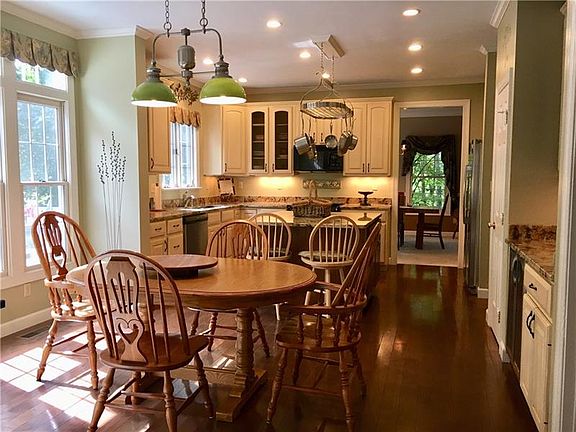 2nd image of 144 Maplevue Dr
