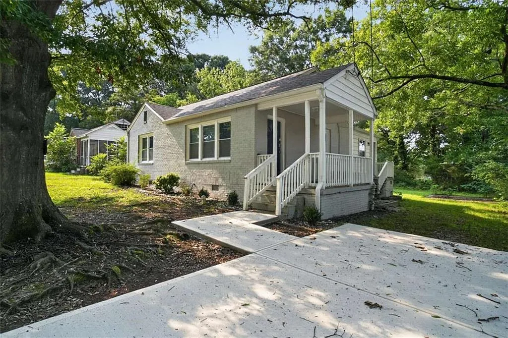 3 bed, 2.0 bath, 1196 sqft, $2,240 — Photo 3