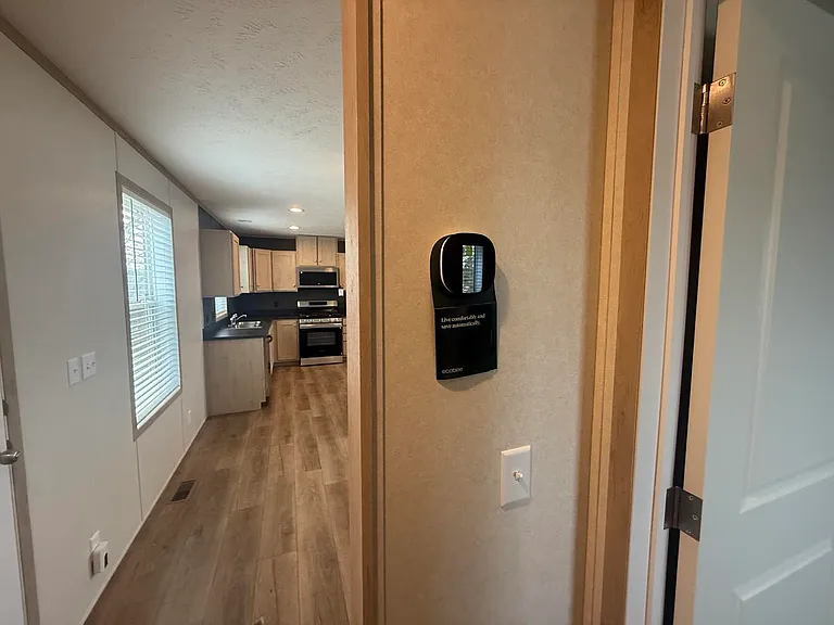 Colonial Manor — Photo 41