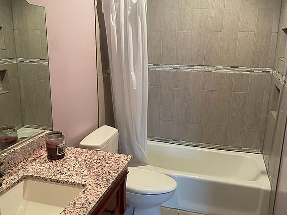 4th image of 8346 Metcalf Ave
